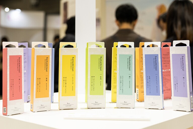 思わず手に取りたくなる「RAINBOW23」シリーズは、色ごとにリラックス、リフレッシュ、ビューティなどのテーマに沿った香りや成分を配合。各1.7g×３本入り　￥1,320