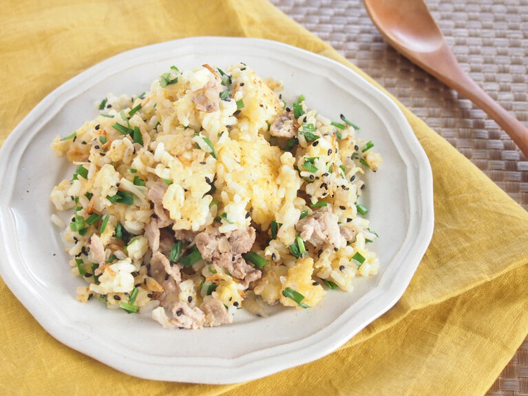 (6) ニラが柔らかくなって、全体が混ざったら塩で味を整えて完成です。