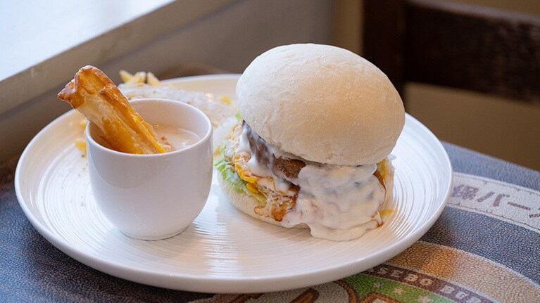 佐世保を代表するご当地グルメも白銀仕様に変身。とろけるチーズの白銀バーガー（1,500円）は「ダム」で食べられる。