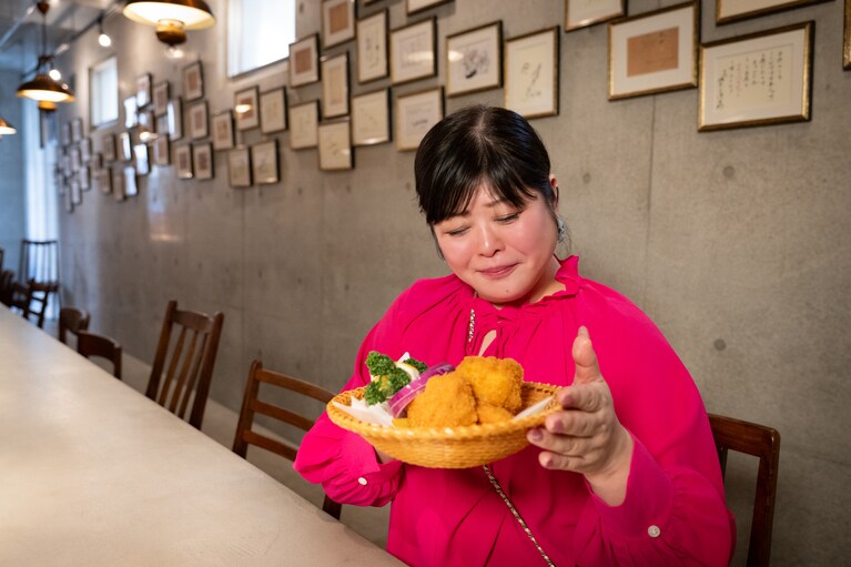 フライドチキンを愛でる隊長。「日本の洋食の技術が生かされた美しい揚げ色に見惚れます」。