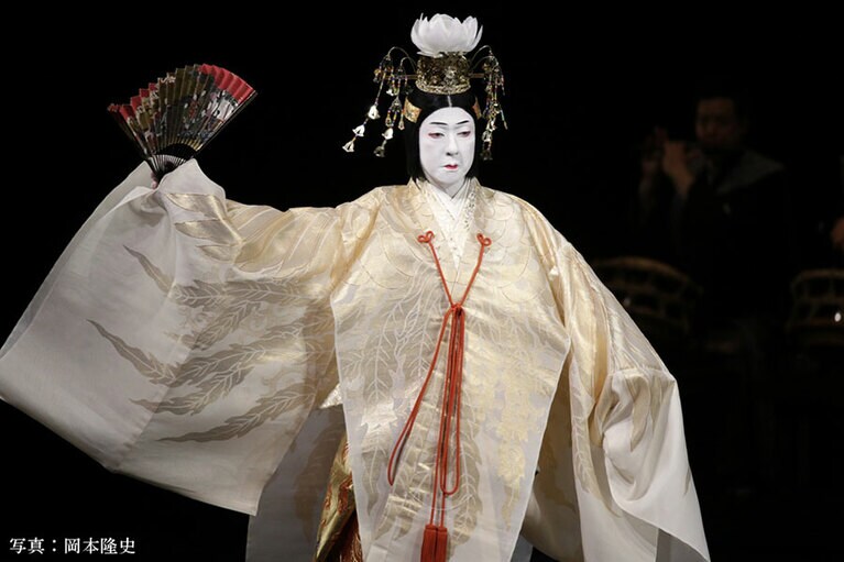 『羽衣』。幻想的な天女の姿で舞う玉三郎さん。