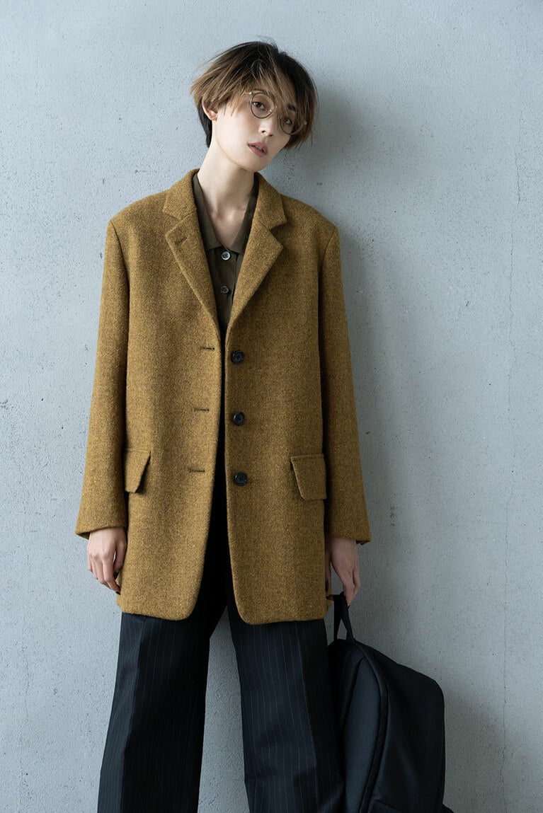 ジャケット 86,900円、シャツ 39,600円、パンツ 57,200円、バッグ 39,600円／以上マーガレット・ハウエル
メガネ／スタイリスト私物