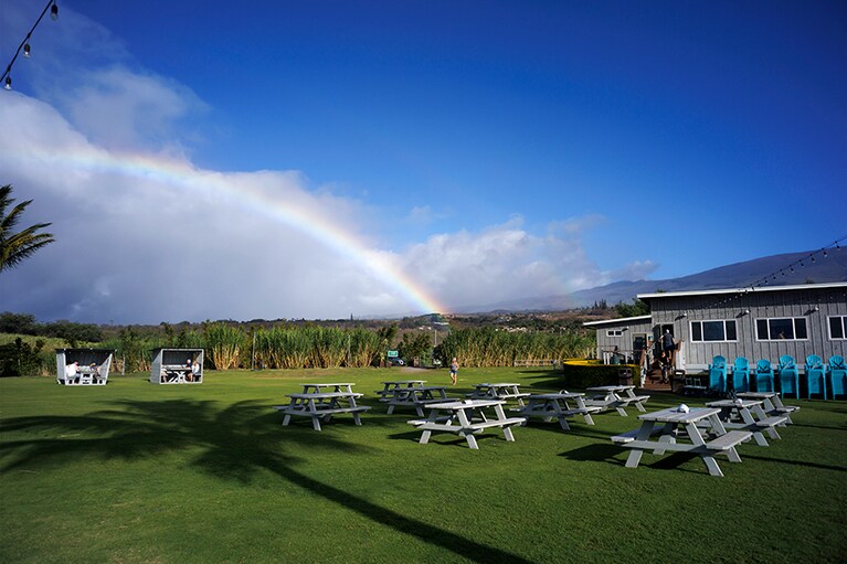 カフェのテラス席から望む空に虹がかかった。