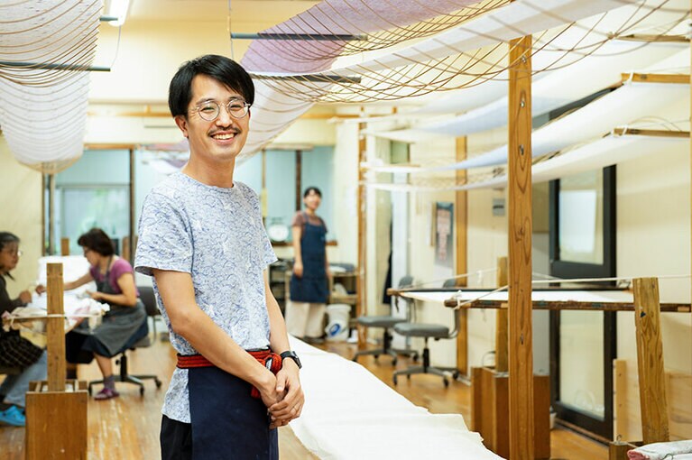 知念家10代目の知念冬馬さん。2017年に工房を受け継ぎました。