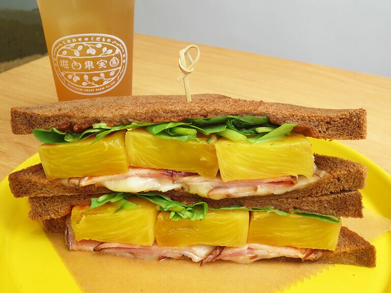 「Pサンド」780円。「かりんカモミールティー」400円。