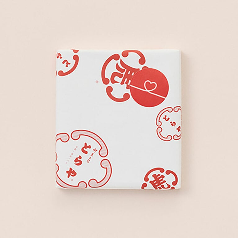 包装紙にオリジナルハートシールを付けることもできる。