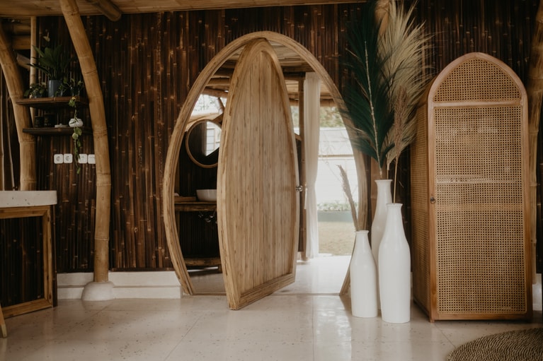 バスルームへ通じる扉は回転式です。