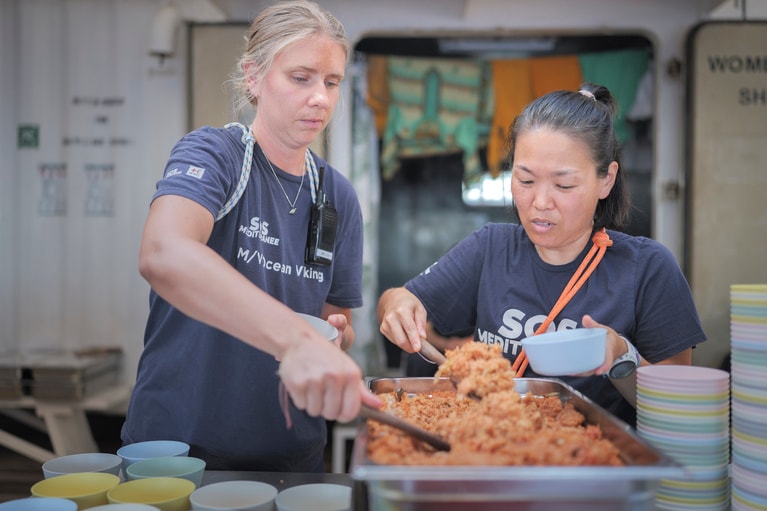 この日は300人分の食事を4時間かけて用意したという。