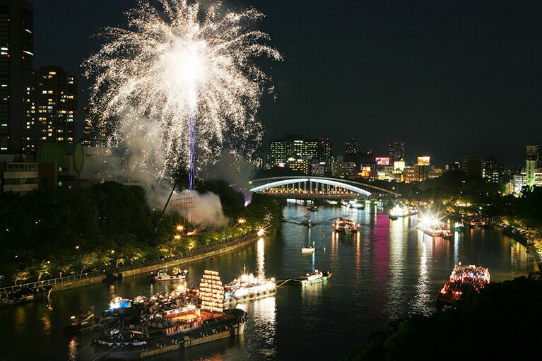 「天神祭」奉納花火。
