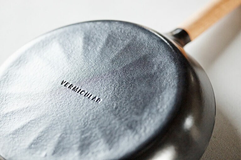 2020年4月に発売され、おしゃれなフォルムに注目が集まるバーミキュラのフライパン。