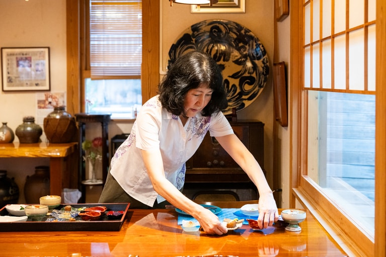 女将の渡辺克江さん。