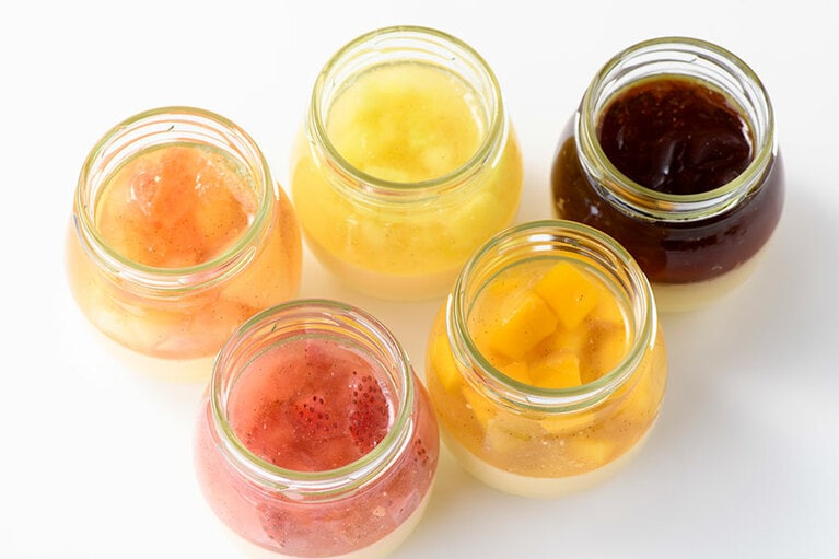 【新潟】中条たまご直売店の「Sweetsプリン(コラーゲン入り)」。左から時計回りに：モモ(7月～8月の季節限定)、メロン、コーヒー、マンゴー、イチゴ。