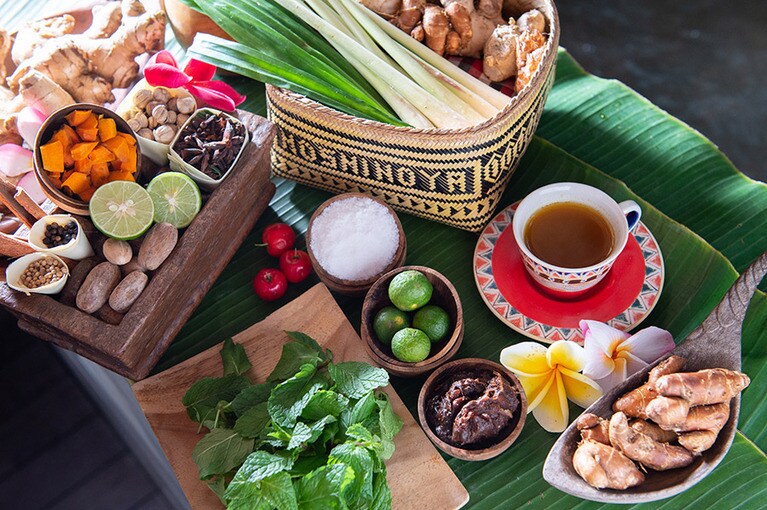 ターメリックに生姜にタマリンド、パンダンリーフ。自然にあるもので作る生薬ドリンクが、身体をじんわりと温めてくれる。