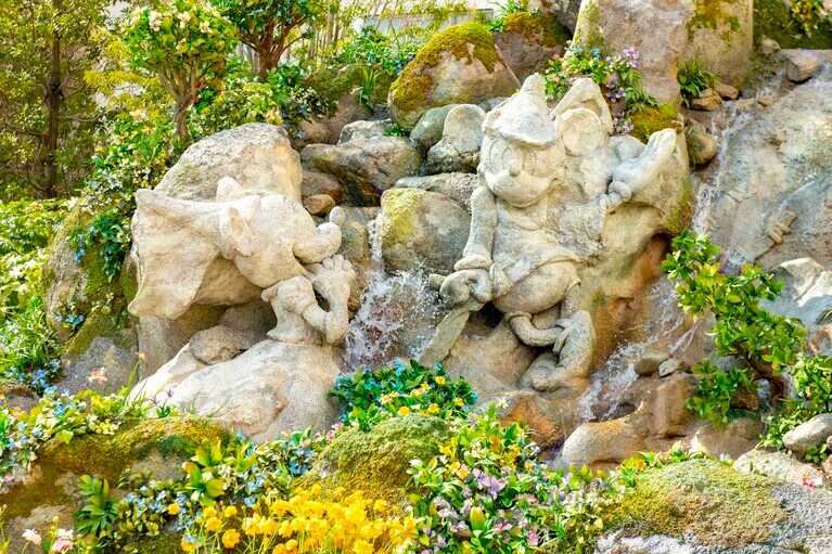 「ミッキーの巨人退治」を表現した魔法の泉 ©Disney