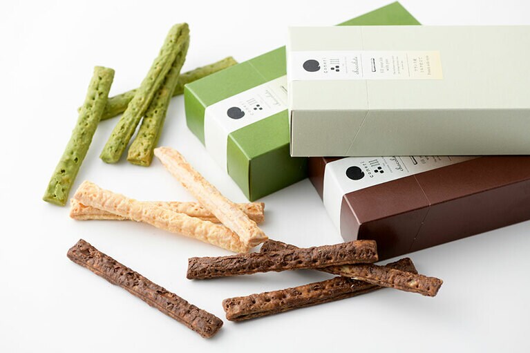 coneri品川3箱セット 2,268円。手前から：こねりベネズエラ産カカオ、こねりフランス産ミルク仕立て、こねり静岡産抹茶(税込、各種6本入り)／coneri品川