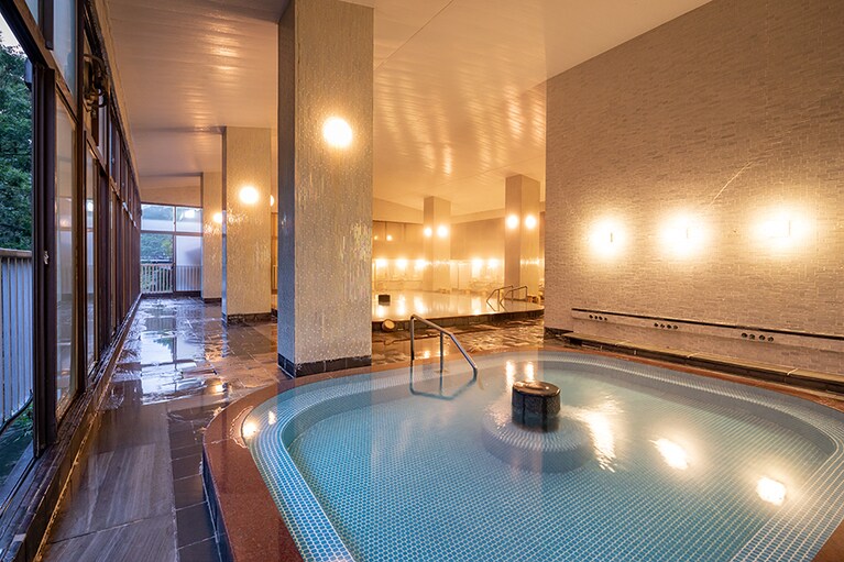 湯元 榊原舘［三重／榊原温泉］大浴場まろみの湯 むらさき。