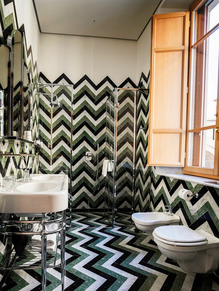 リズミカルな大理石使いがユニークな浴室。