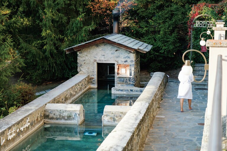 かつては羊を洗うための浴槽だった「サトゥルヌスの浴場」。水中からサウンドが流れる。