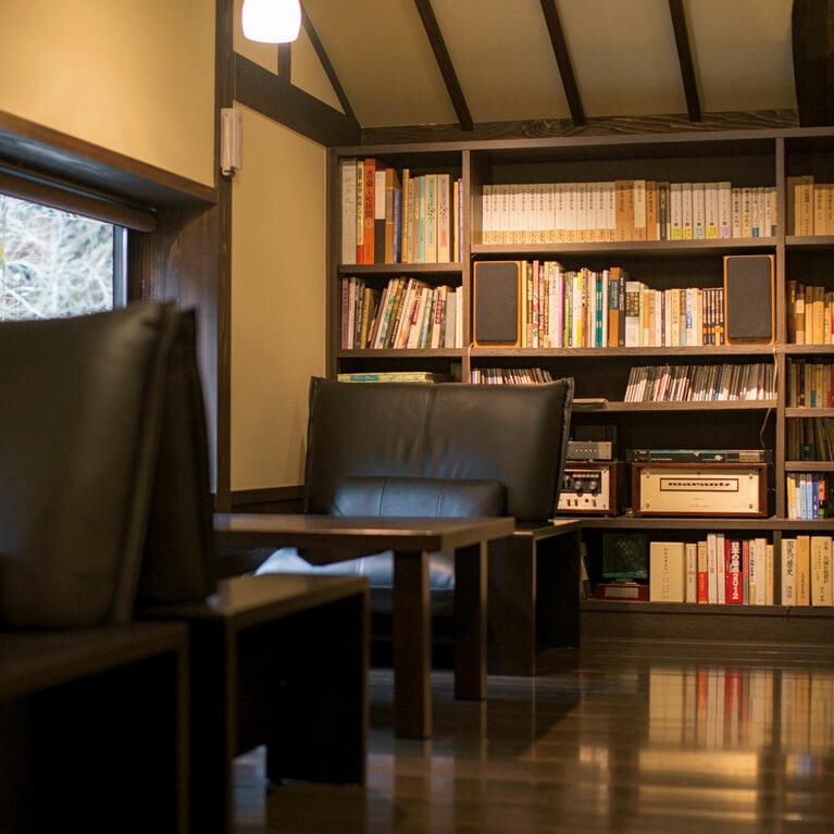 食事処の上の図書室兼談話室「温故知新」。ロビーの喫茶コーナーから飲み物をオーダーできる。