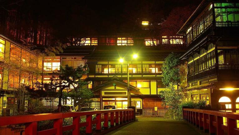 積善館の本館。現存する日本最古の木造湯宿建築と伝わる。県の指定文化財。