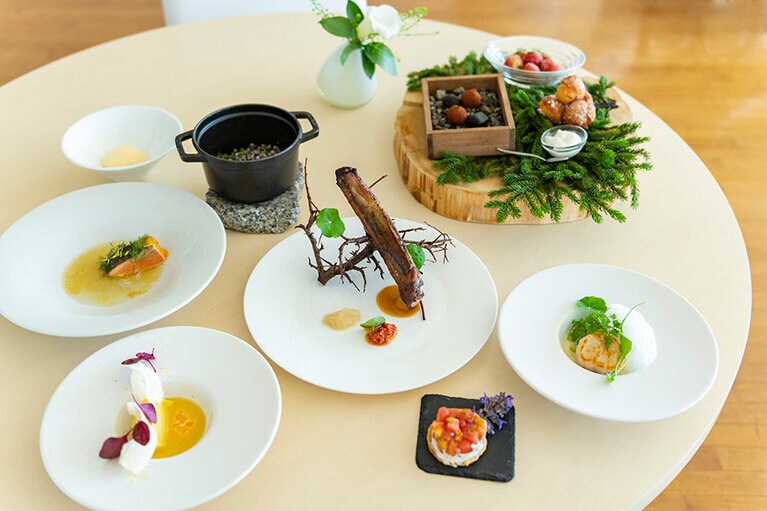 季節の食材をふんだんに使ったランチコース。トマトのタルト、インカのめざめ、豆のフリカッセ、トキシラズのムニエル、当別産豚スペアリブ、デザート、ドリンクで4,800円(税込、サービス料別)。コースの内容は季節によって変わります。