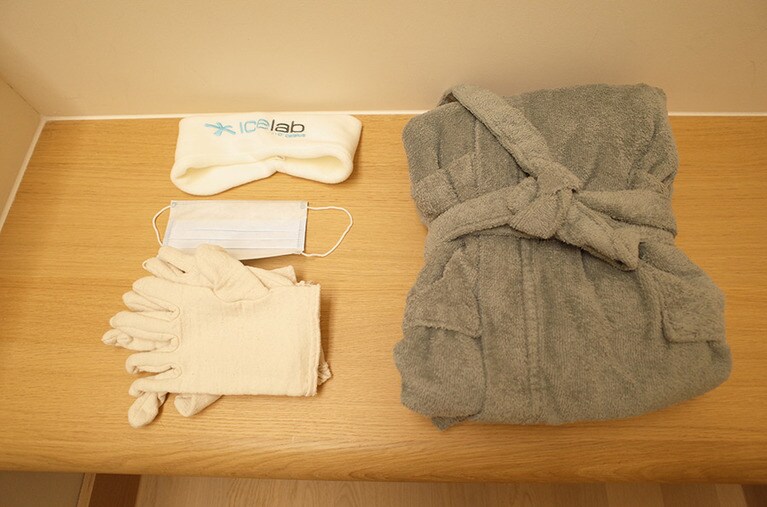 更衣室で、水着または下着になり、手袋、マスク、ターバンで、手、鼻と口、耳をガード。ガウンを着てからアイスラボへ。