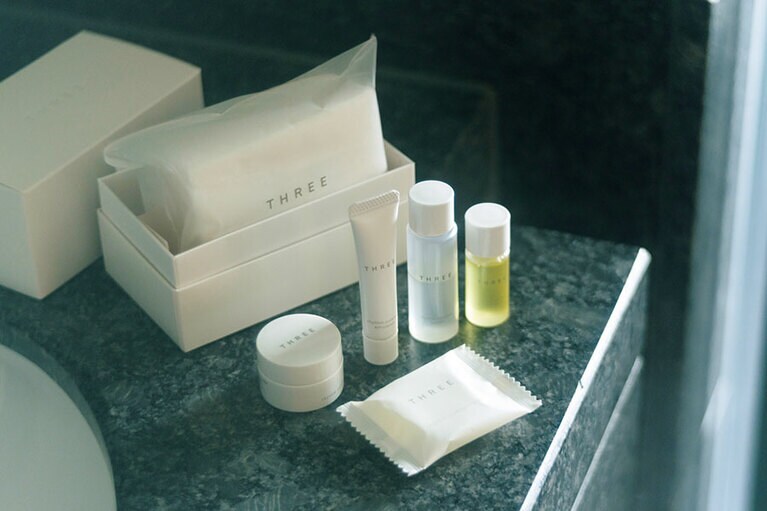 客室にはTHREEのアメニティを用意。クレンジングからクリームまでと充実。