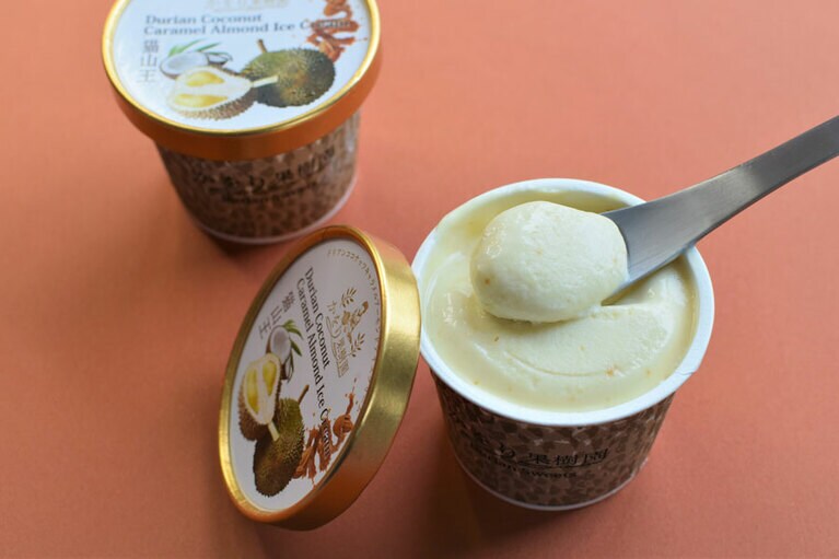 キャラメルの濃厚な香りが、ドリアンのクセのある匂いをマスキング。キャラメル、ドリアン、ココナッツミルクの3つが見事にマッチし、深い余韻のある味を生み出している。