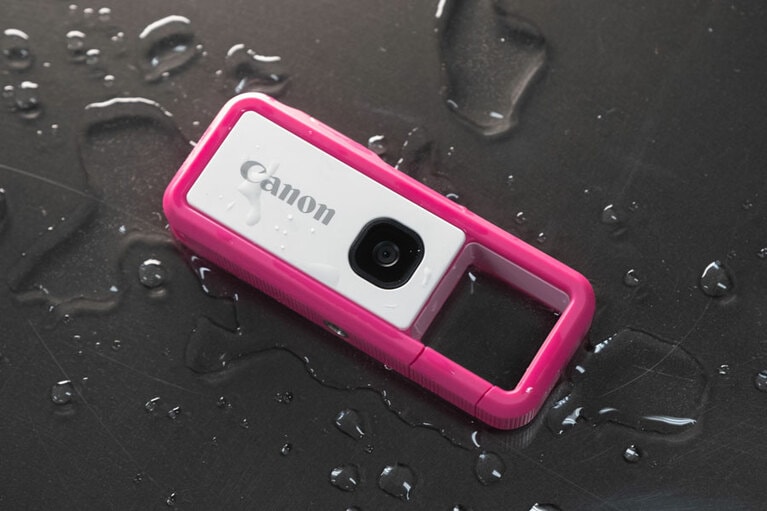 本体は、水深2メートルで30分まで撮影可能な「IP68」相当の防水・防塵性能に加え、2メートルの落下でも耐えられる耐衝撃性能も装備。