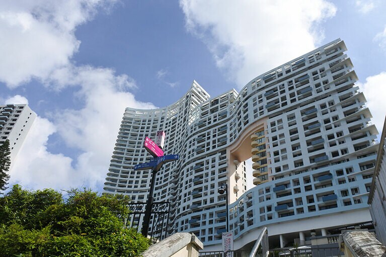 建物の真ん中に穴がぽっかり空いた「ザ・レパルスベイ」。レストランやショップ利用もできます。