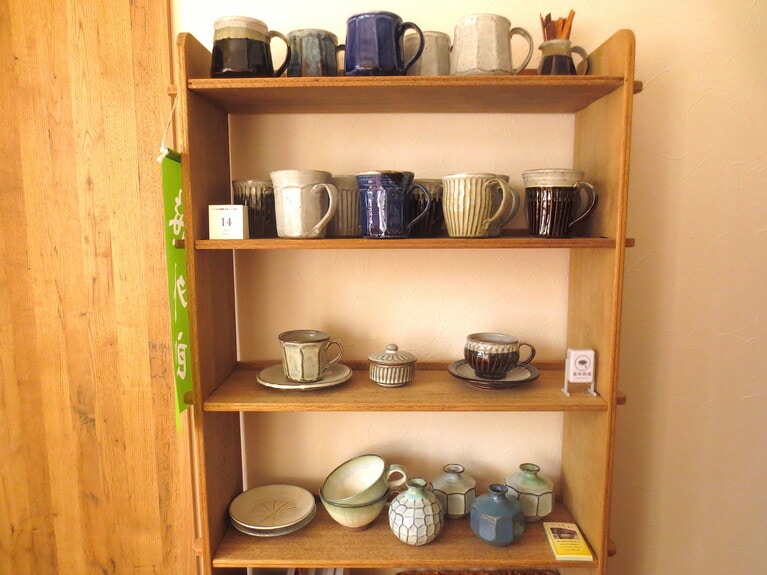 お店で使っている丹波焼の作家物の器を販売。