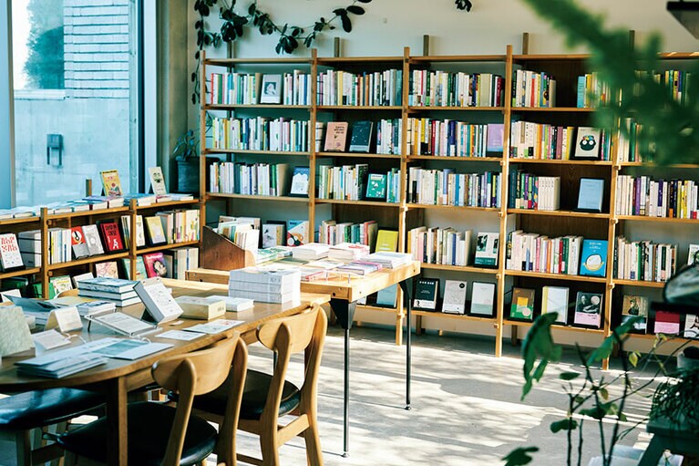 半地下ながら明るい店内。