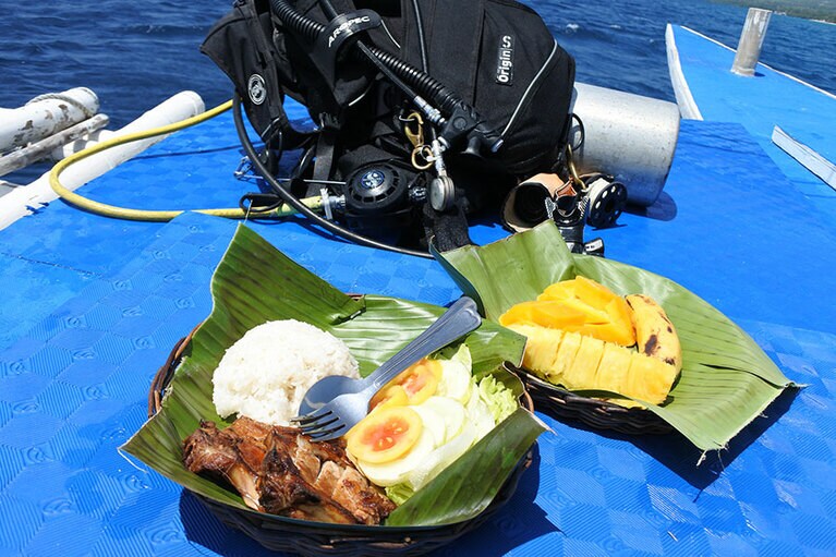 シキホール島は人気ダイビングスポットのアポ島やスミロン、オスロフなどへ船で約1時間の絶好のロケーション。