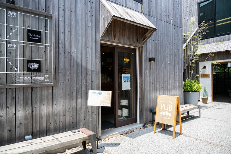 「鎌倉笹目座」にある店の中でも由比ガ浜大通りに面している。