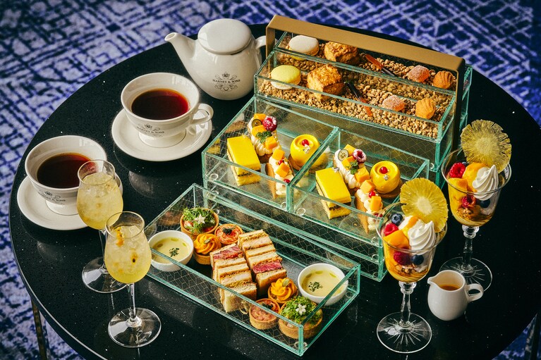 「Orchestra（オーケストラ）」のイメージ。1名8,000円（税・サ込）。予約は2名ペアのみの受付。また今期アフタヌーンティーでは「Orchestra」を注文すると、ヒルトン横浜ベア2体セットがプレゼントになるのもポイント。