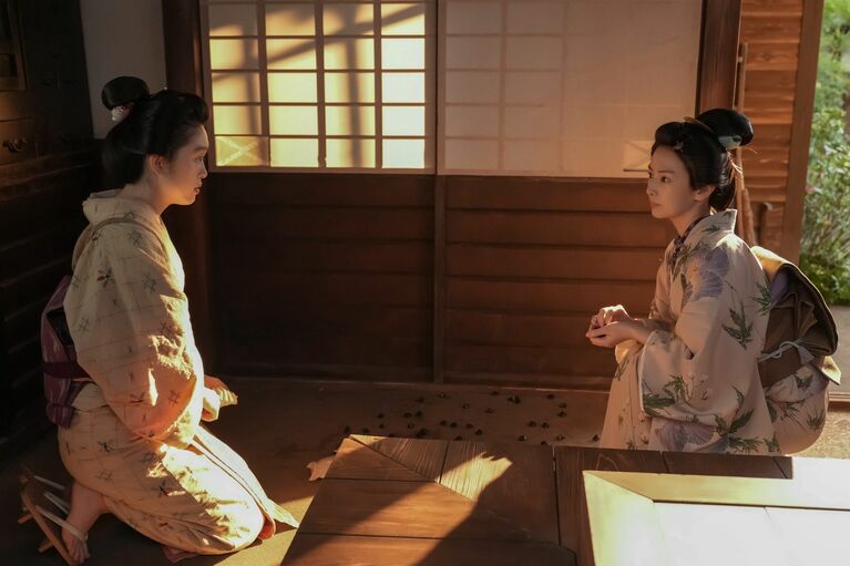 それまで自分で襖を開けたことすらなかったタエに、トキがしじみの洗い方から料理を教えた。思いがけず訪れた、血を分けた母娘の時間だった　（C）NHK　