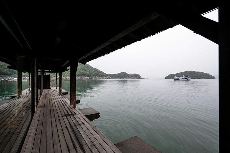 海にせり出したデッキテラス。