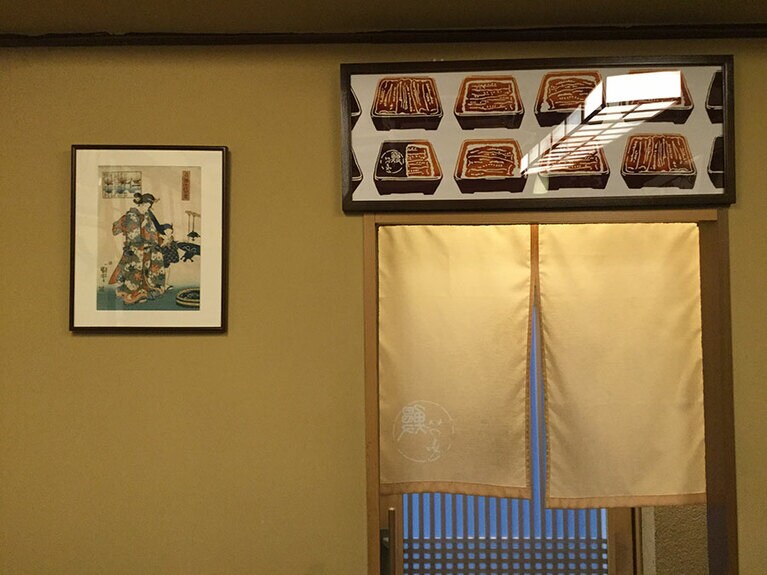 別館のテーブル席の入り口。アラカルトで楽しむならこちらへ。