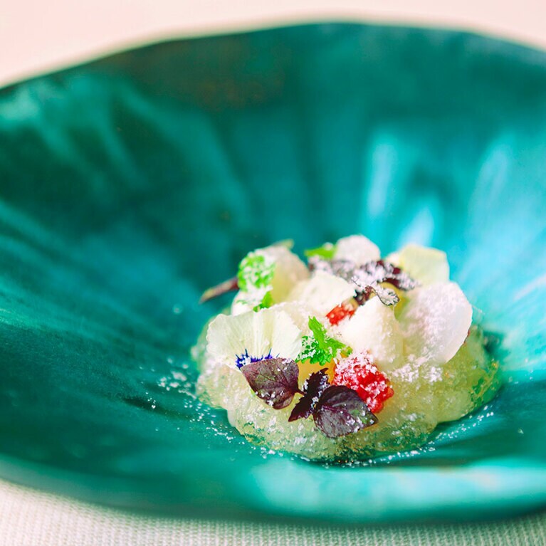 前菜：叩いたボタンエビに独活のピクルスを混ぜ、フランボワーズビネガーで作るリコッタと合わせて。