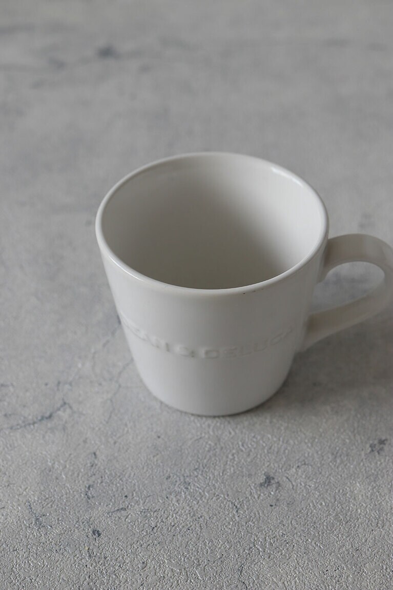 カラーはミルクホワイト。ディーン＆デルーカの定番マグカップです。Photograph：Yumiko Yoshinuma