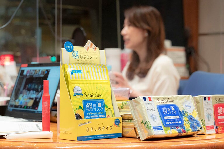 100人の参加者に事前に送られたのは、黄色いパックの朝用シートマスク「サボリーノ目ざまシート5枚入り」。