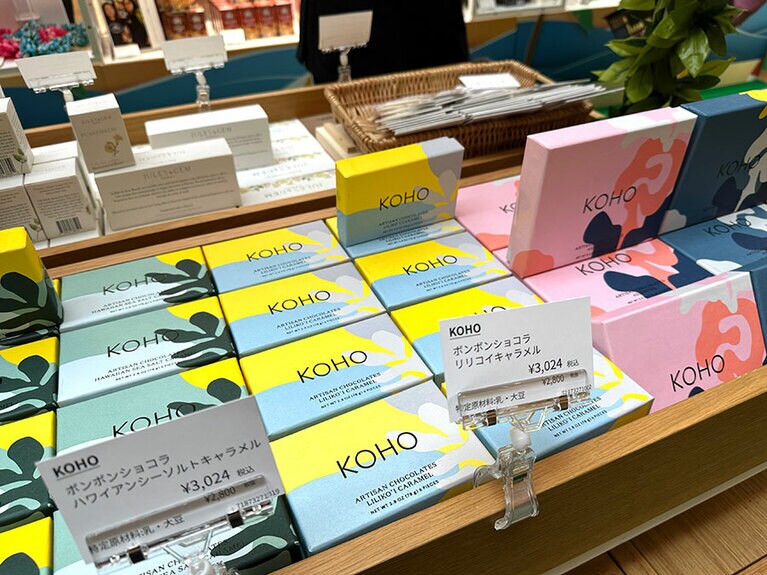 ハワイらしいフレーバーが多いKOHOのチョコレート 3,024円～。