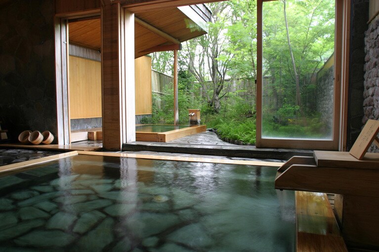 由布院玉の湯［大分／由布院温泉］大浴場の内湯と露天風呂。