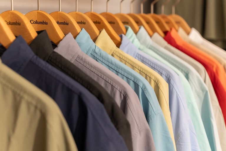 他ブランドの現行ではあまり見ない、古着のような絶妙なカラーも。