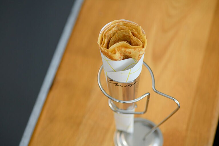 「シュガーバター」。生地はやや厚みがあり、縁までしっとり、もちもち。630円。