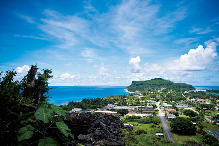 ソンソン展望台から、ロタ島内で一番賑やかなソンソン村と、タイピンゴット山(通称ウエディングケーキ山)を一望。