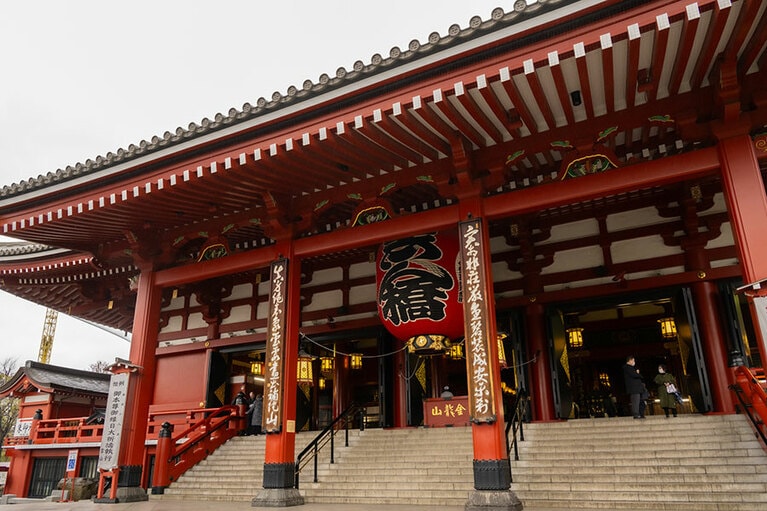 朝座が始まると同時に、本堂がオープン。浪々と響く読経を聞きながら、朝の清々しい雰囲気の中で地元の人たちに交じってお参り。