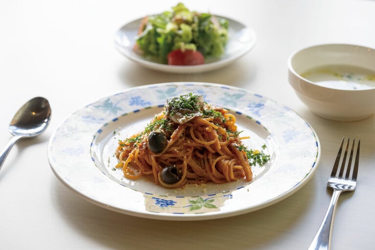 サラダとスープが付いた「佐渡産魚介とオリーブのトマトソースパスタ」1,300円。