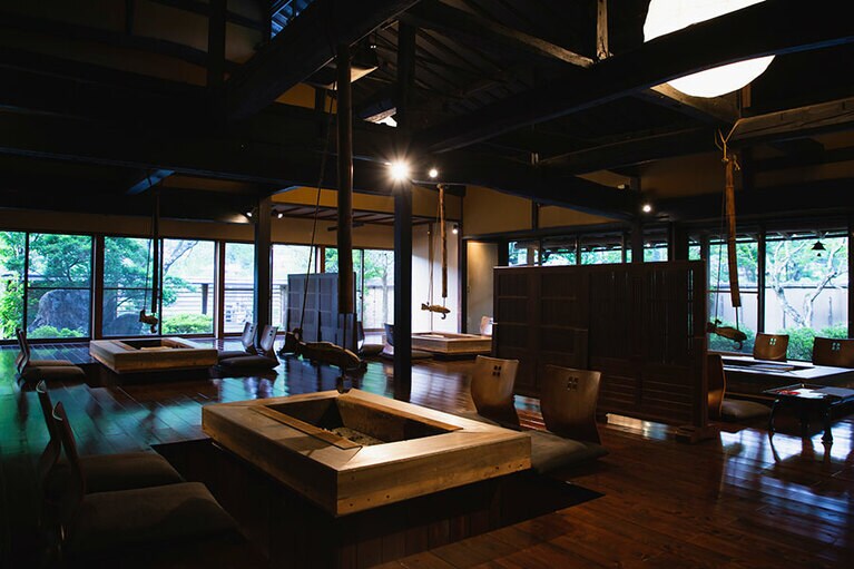 囲炉裏を備えた食事処。夕食のメニューには、地元「匠天龍鮎」産のアユやイワナの塩焼きなども。