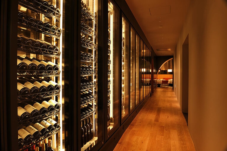 ダイニングへのアプローチ。片側は全長約11mのワインセラーになっている。